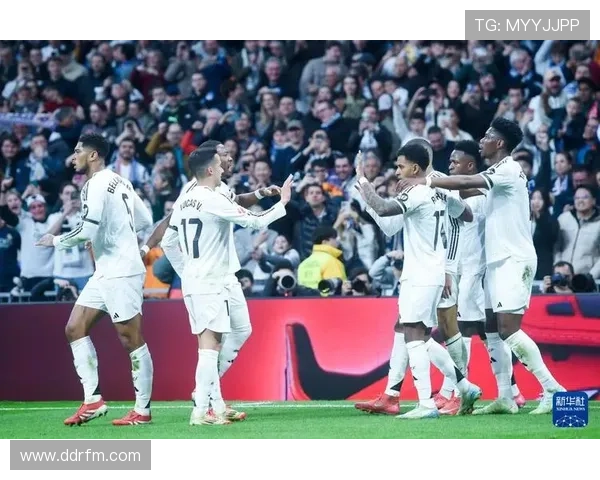 维尼修斯社媒晒庆祝照：皇马主场迎美好周日 激情与胜利同行